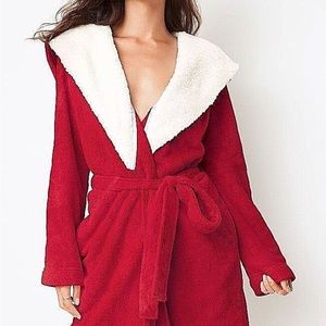Victoria’s Secret red robe like new XS/S w waist cinch and functional pockets